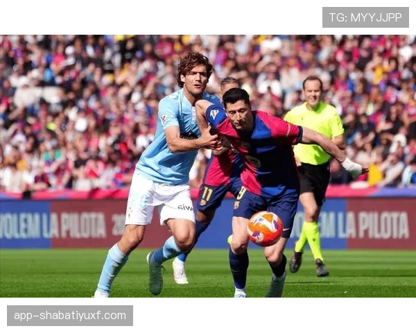 莱万多夫斯基支点与对抗能力解析：传统中锋属性是否全面